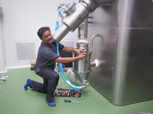 Bei-der-Arbeit-an-Syntegon-Equipment-768x576