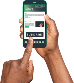 Hände halten ein Smartphone mit Anmeldeseite für Newsletter
